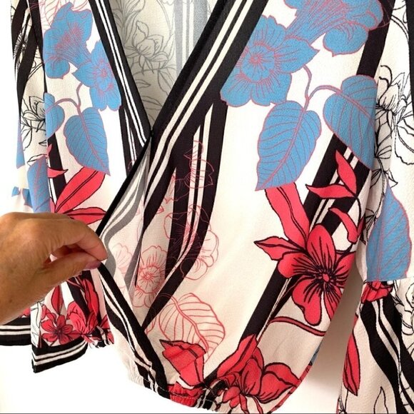 Flying Tomato surplice cropped top, with 3/4 length bell sleeves - Picture 5 of 9